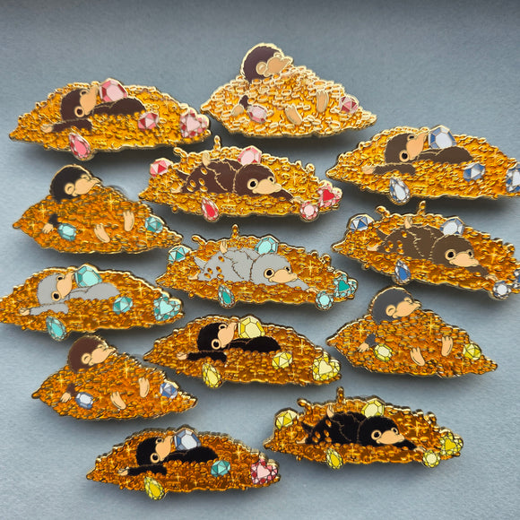 The full set (incl free house pin) (Size between 1 and 2.55 inch)
